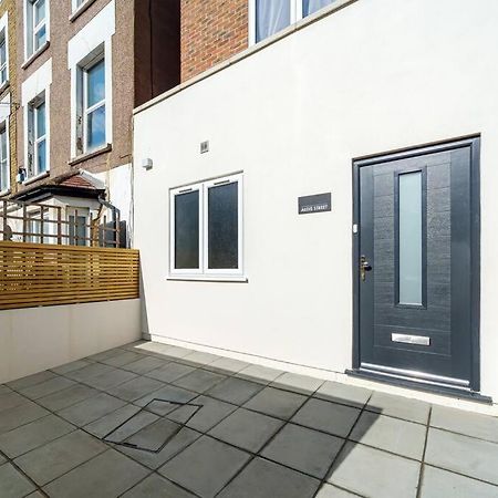 Cosy Tooting Retreat: 2-Bed Gem Apartman London Kültér fotó