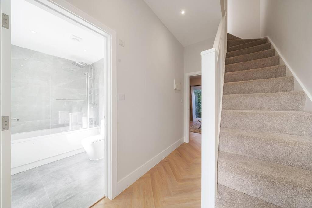 Cosy Tooting Retreat: 2-Bed Gem Apartman London Kültér fotó