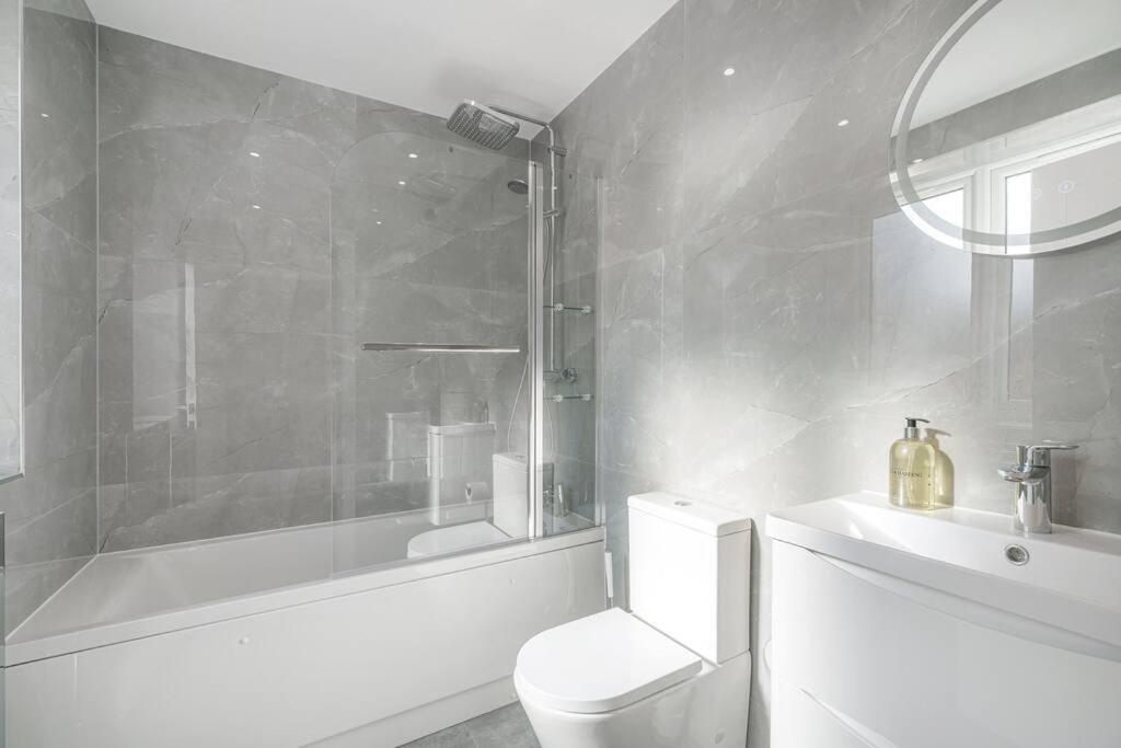 Cosy Tooting Retreat: 2-Bed Gem Apartman London Kültér fotó