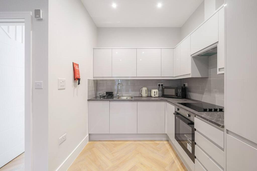 Cosy Tooting Retreat: 2-Bed Gem Apartman London Kültér fotó